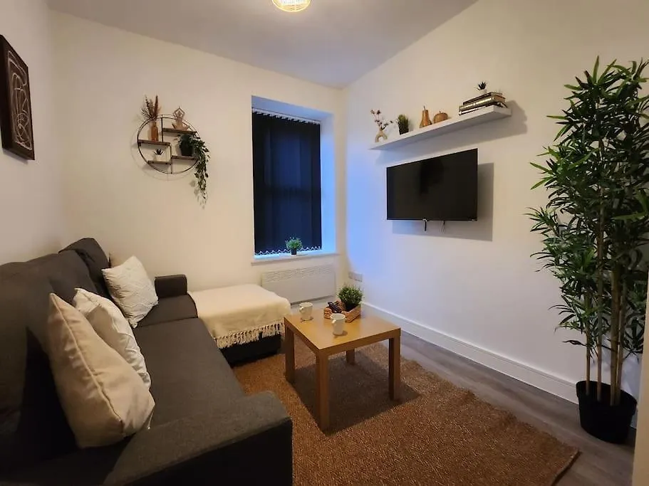 Supervalue Suite 2 - Fast Wifi, Hotel Linen, Keyless Entry, City Only 10 Mins - By Property Promise Cardiff 0*,