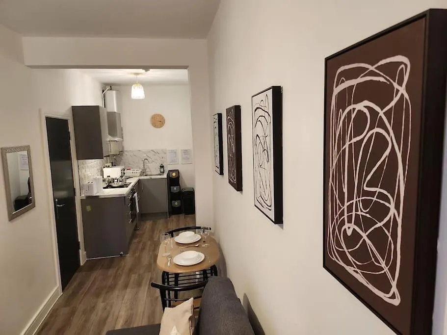 Supervalue Suite 2 - Fast Wifi, Hotel Linen, Keyless Entry, City Only 10 Mins - By Property Promise Cardiff 0*,  Reino Unido