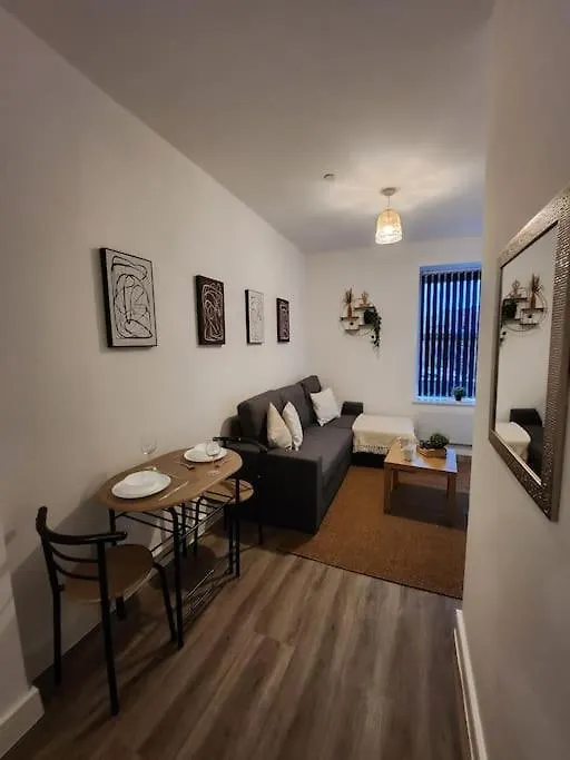 Supervalue Suite 2 - Fast Wifi, Hotel Linen, Keyless Entry, City Only 10 Mins - By Property Promise Cardiff 0*,  Reino Unido