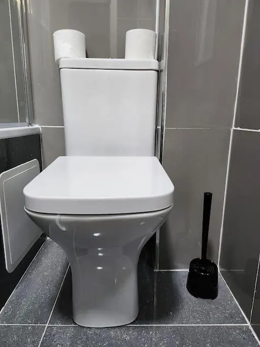 Supervalue Suite 2 - Fast Wifi, Hotel Linen, Keyless Entry, City Only 10 Mins - By Property Promise Cardiff 0*,